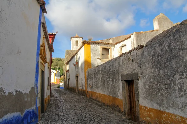Одна из узких, очаровательных улиц в Обидуше, Португалия — стоковое фото