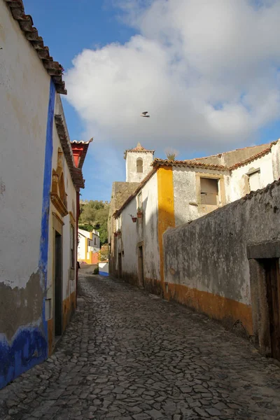 Jednym z wąskich, uroczej ulicy w Óbidos, Portugalia — Zdjęcie stockowe