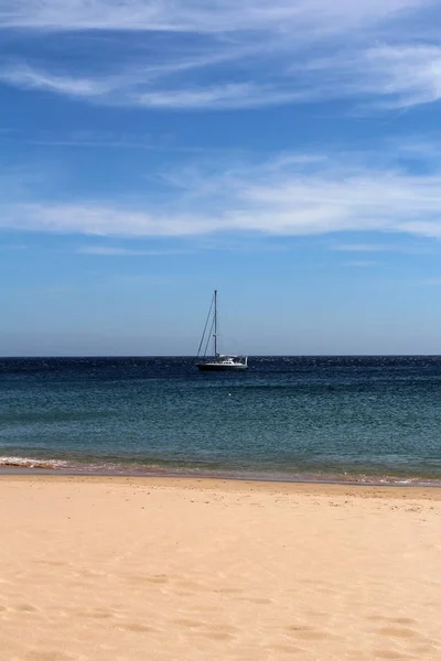Empty beach and yacht at sea — Stock Photo, Image