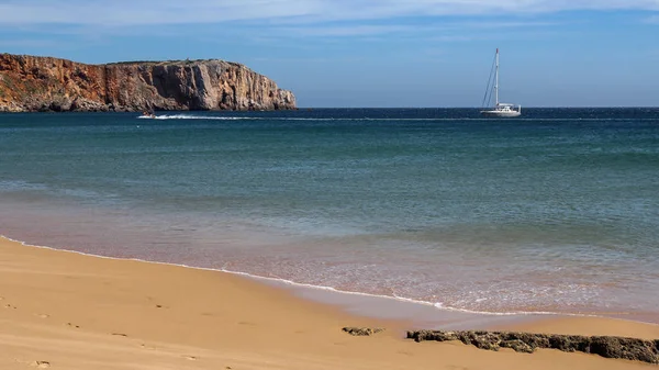 Schöner leerer Strand mit Klippe in sagres, portugal — Stockfoto