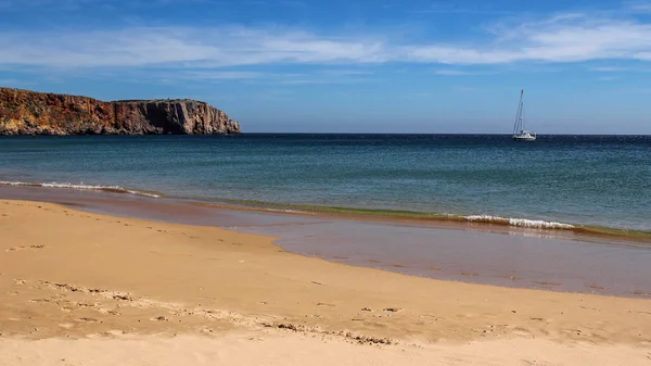 Beautiful empty beach with cliff in Sagres, Portugal — Stock Photo, Image