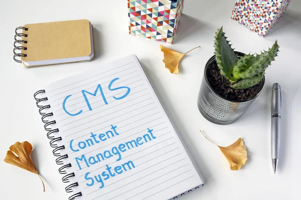 Sistema de gestión de contenidos CMS escrito en un cuaderno — Foto de Stock