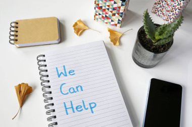 Beyaz masa üzerinde bir not defterinde yazılı yardımcı olabilir