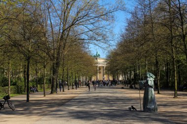 Berlin, Almanya, 21 Nisan 2016: Brandenburg Kapısı yanındaki Tiergarten Park'taki yürüyüş insanlar