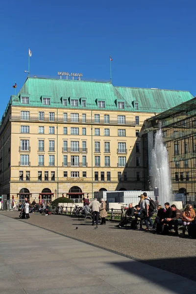 Berlín, Alemania - 21 de abril de 2016: Hotel de lujo Adlon Kempinski Berlín situado en Unter den Linden junto a la Puerta de Brandeburgo — Foto de Stock