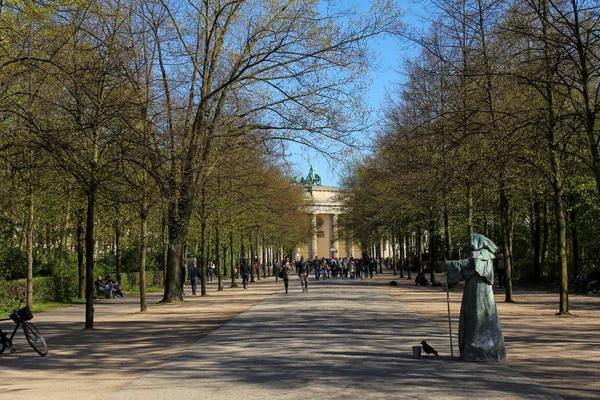 柏林, 德国, 2016年4月21日: 人们走在蒂尔加滕公园旁边的勃兰登堡门 — 图库照片