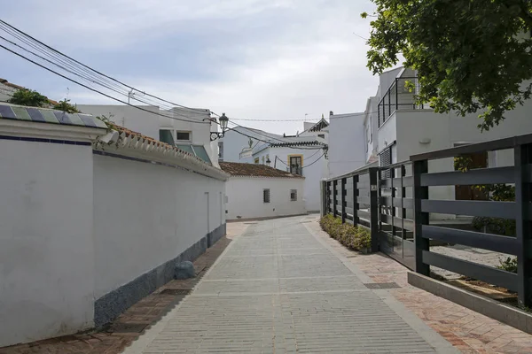 A bájos, szűk utcában Nerja - egyike a híres üdülőhelyen, a Costa del Sol, Spanyolország — Stock Fotó
