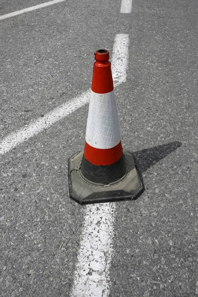 Cono di traffico sulla strada asfaltata — Foto Stock