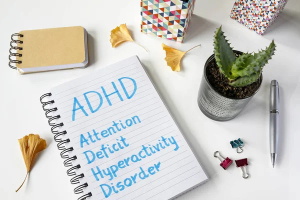 Adhd Aufmerksamkeitsdefizit-Hyperaktivitätsstörung in Notizbuch auf weißem Tisch geschrieben — Stockfoto