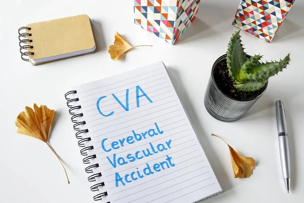 CVA церебральної судинної аварії написана на ноутбуці на білий таблиці — стокове фото