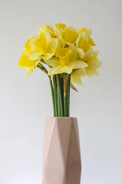 Ramo de narcisos amarillos en un jarrón rosa —  Fotos de Stock