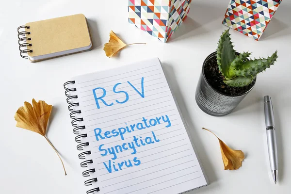 RSV Respiratory Syncytial Virus scritto in un taccuino su tavolo bianco — Foto Stock