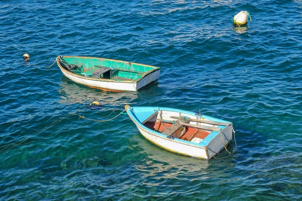 Oude vissersboten in de turquoise zee — Stockfoto