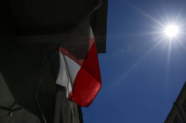 Lehçe bayrak ve güneş ışınları