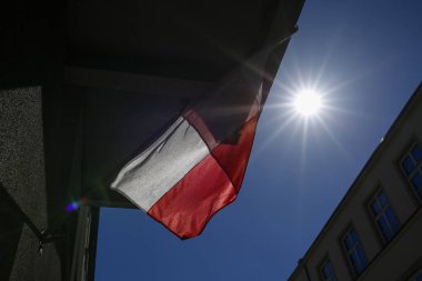 Lehçe bayrak ve güneş ışınları