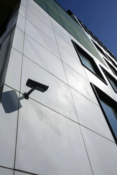 Überwachungskamera auf modernem Gebäude — Stockfoto