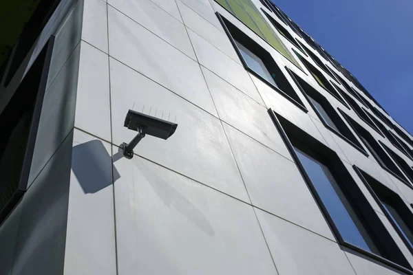 Cámara de seguridad en edificio moderno — Foto de Stock