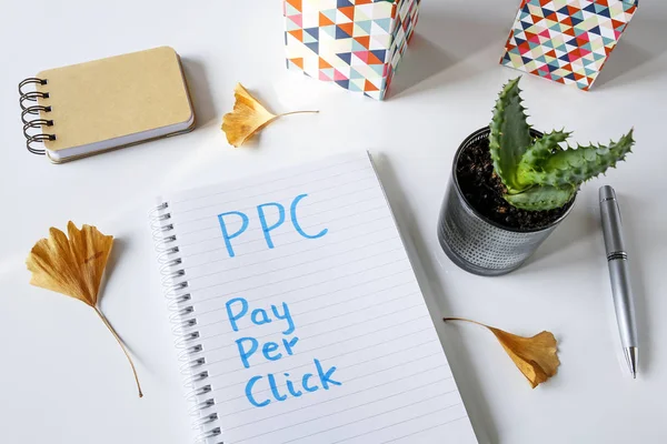 Ppc pay per click geschrieben in Notizbuch auf weißem Tisch — Stockfoto