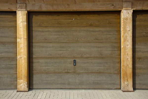 Puerta de garaje en edificio de madera — Foto de Stock