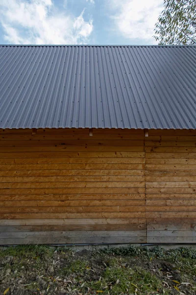 Blechdach eines Holzhauses — Stockfoto