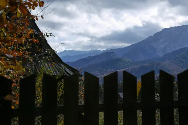 Vista panorâmica das montanhas Tatra atrás de cerca de madeira velha, Zakop — Fotografia de Stock
