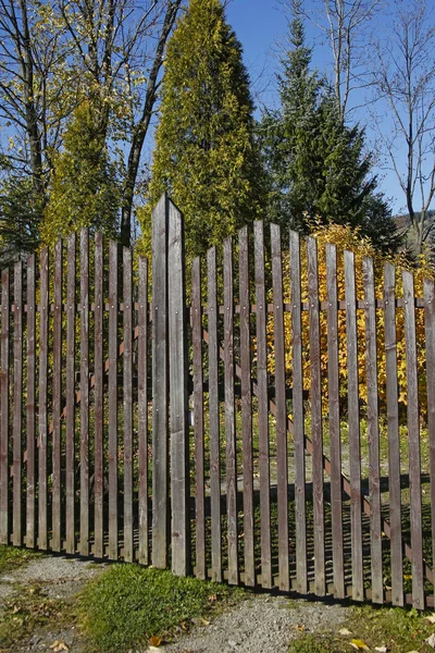 Velho portão de madeira no cenário de outono — Fotografia de Stock