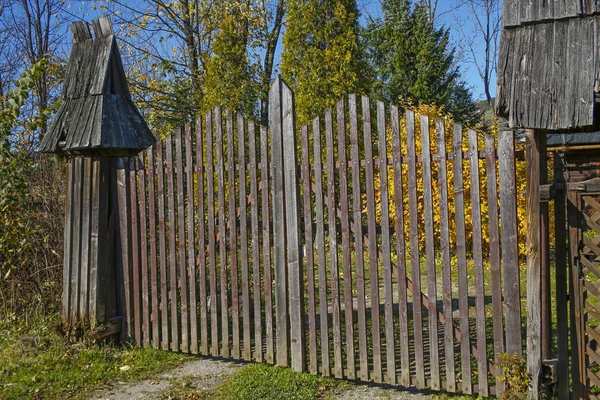 Vieja puerta de madera en el paisaje de otoño —  Fotos de Stock