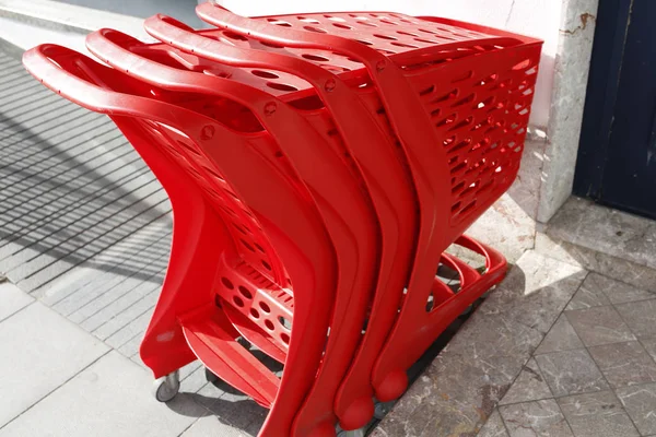 Rote Einkaufswagen vor einem Supermarkt — Stockfoto