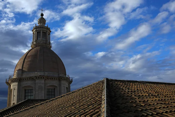 Koepel en dak van het Benedictijner klooster van San Nicolo Arena in Catania, Sicilië, Italië — Stockfoto