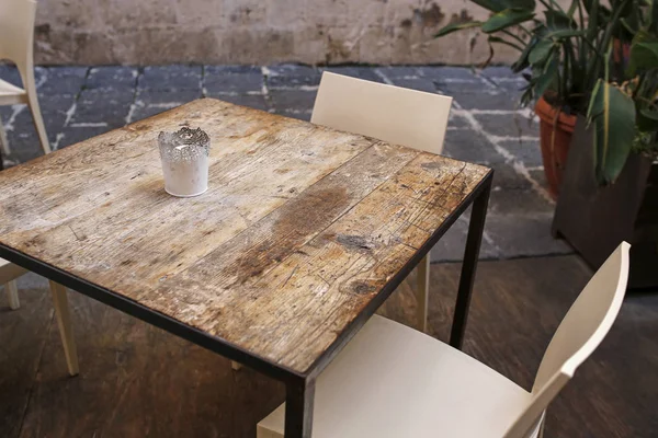 Pusty stolik w ulicznej kawiarni — Zdjęcie stockowe