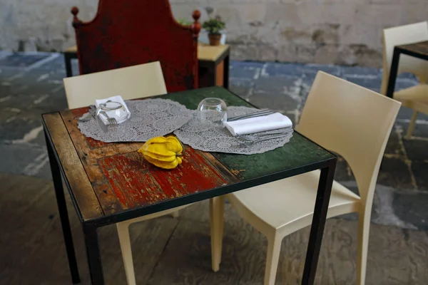 Table vide prête pour les invités au restaurant en plein air — Photo