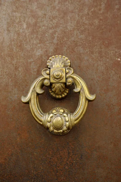 Elegante puerta golpeador en la textura oxidada — Foto de Stock