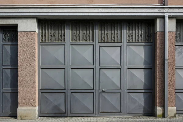 Moderne metalen garagedeur — Stockfoto