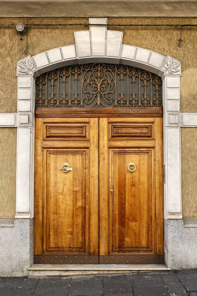 Elegante porta de madeira com batedores dourados — Fotografia de Stock