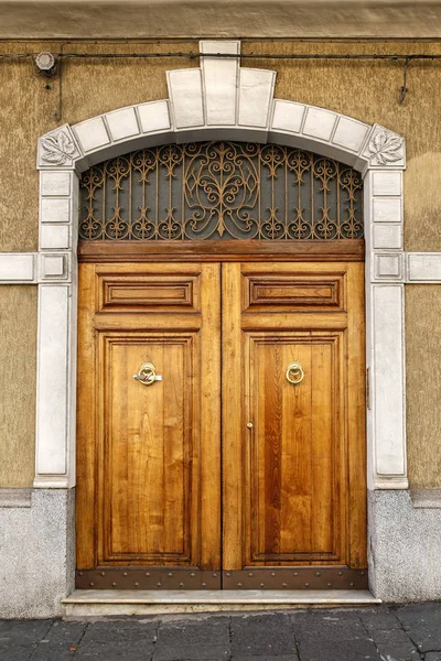 Elegante puerta de madera con llamadores dorados —  Fotos de Stock