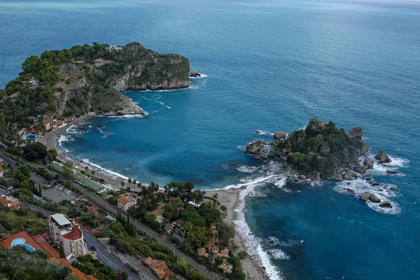 Krásná Isola Bella, malý ostrov v Mazzaro nedaleko Taormina, Si — Stock fotografie