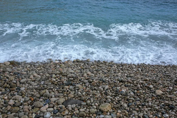 Praia rochosa e ondas do mar — Fotografia de Stock