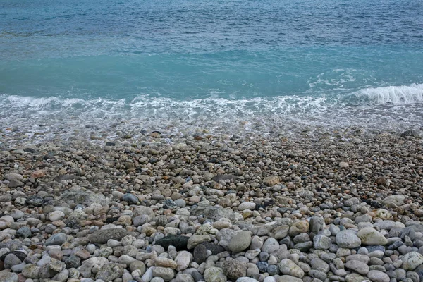 Praia rochosa e ondas do mar — Fotografia de Stock