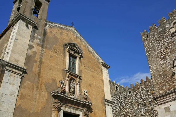 Kerk van Saint Catherine en Corvaja Palace in Taormina beroemd — Stockfoto