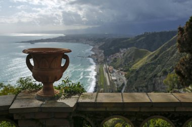 Giardini Naxos 'un fro görünümlü kil vazosu