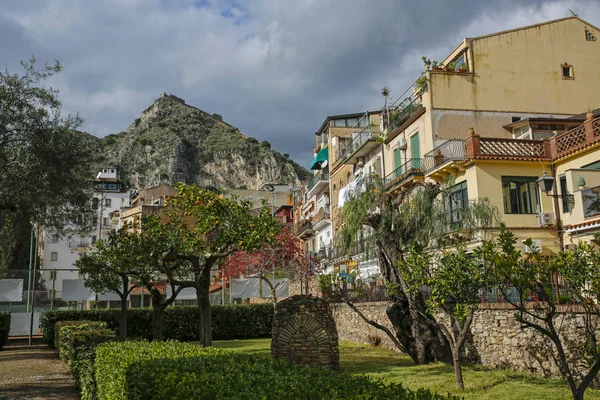 イタリア、シチリア島のタオルミーナ有名な歴史的観光の町 — ストック写真