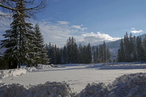 Kışın dağ manzarasında boş park yeri — Stok fotoğraf