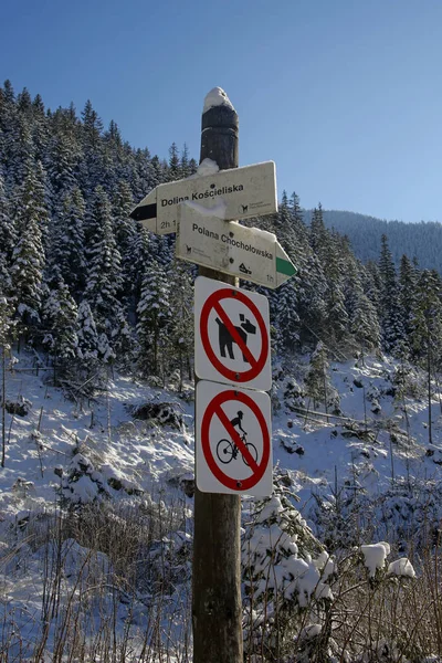 Montagnes Tatra, Pologne, le 16 décembre 2018 : panneaux de randonnée dans la vallée de Chochoowska par temps ensoleillé — Photo