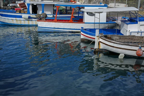 意大利西西里卡塔尼亚五彩斑斓的渔船 — 图库照片