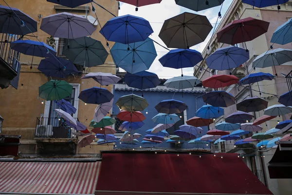 Barevné závěsné deštníky ve starém městě Catania, Sicílie, Itálie — Stock fotografie