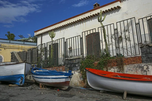 Bunte Fischerboote in Catania, Sizilien, Italien — Stockfoto