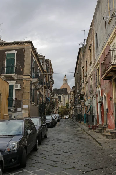 Pitoresca rua estreita em Catania, Sicília, Itália — Fotografia de Stock