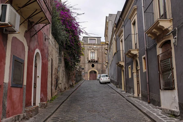 Malownicza wąska uliczka w Katanii, Sycylia, Włochy — Zdjęcie stockowe