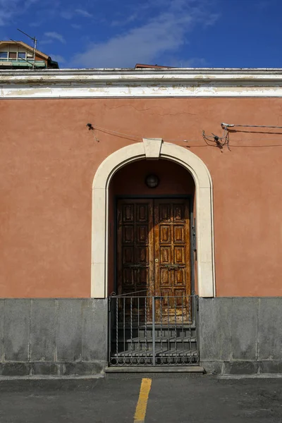 Elegante puerta de madera — Foto de Stock