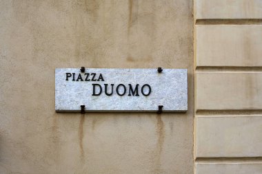 Piazza Duomo (Katedral Meydanı) üzerindeki işaret levhası İtalyanca yazılmış